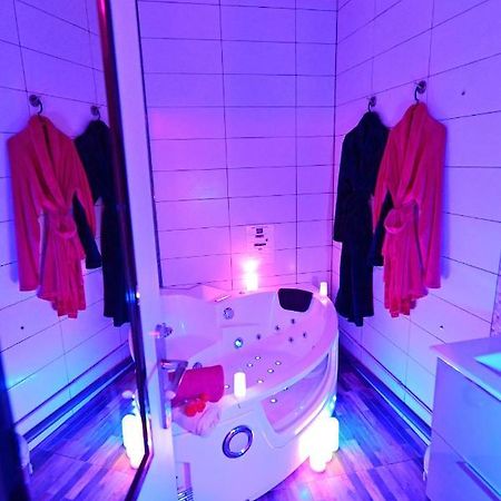 Luxe Sauna Privatif Et Grand Bain Jacuzzi A Deux A Biscarosse Plage Pour Nuit Romantique Avec Decoration Led Et Bougies Бискарос Екстериор снимка