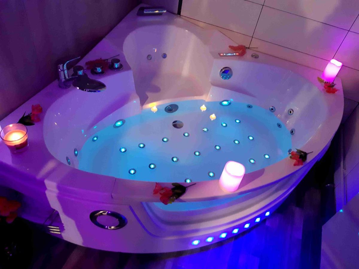 Luxe Sauna Privatif Et Grand Bain Jacuzzi A Deux A Biscarosse Plage Pour Nuit Romantique Avec Decoration Led Et Bougies Бискарос Екстериор снимка