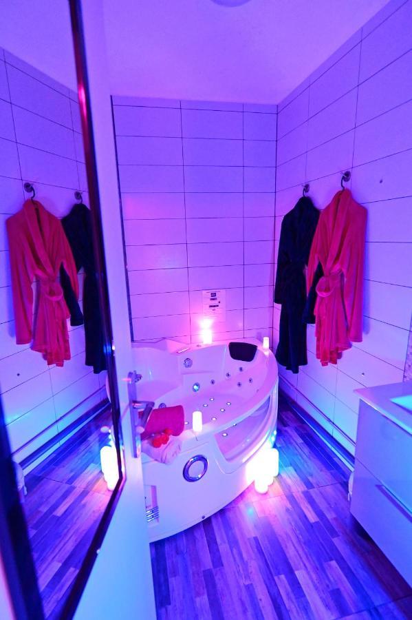 Luxe Sauna Privatif Et Grand Bain Jacuzzi A Deux A Biscarosse Plage Pour Nuit Romantique Avec Decoration Led Et Bougies Бискарос Екстериор снимка