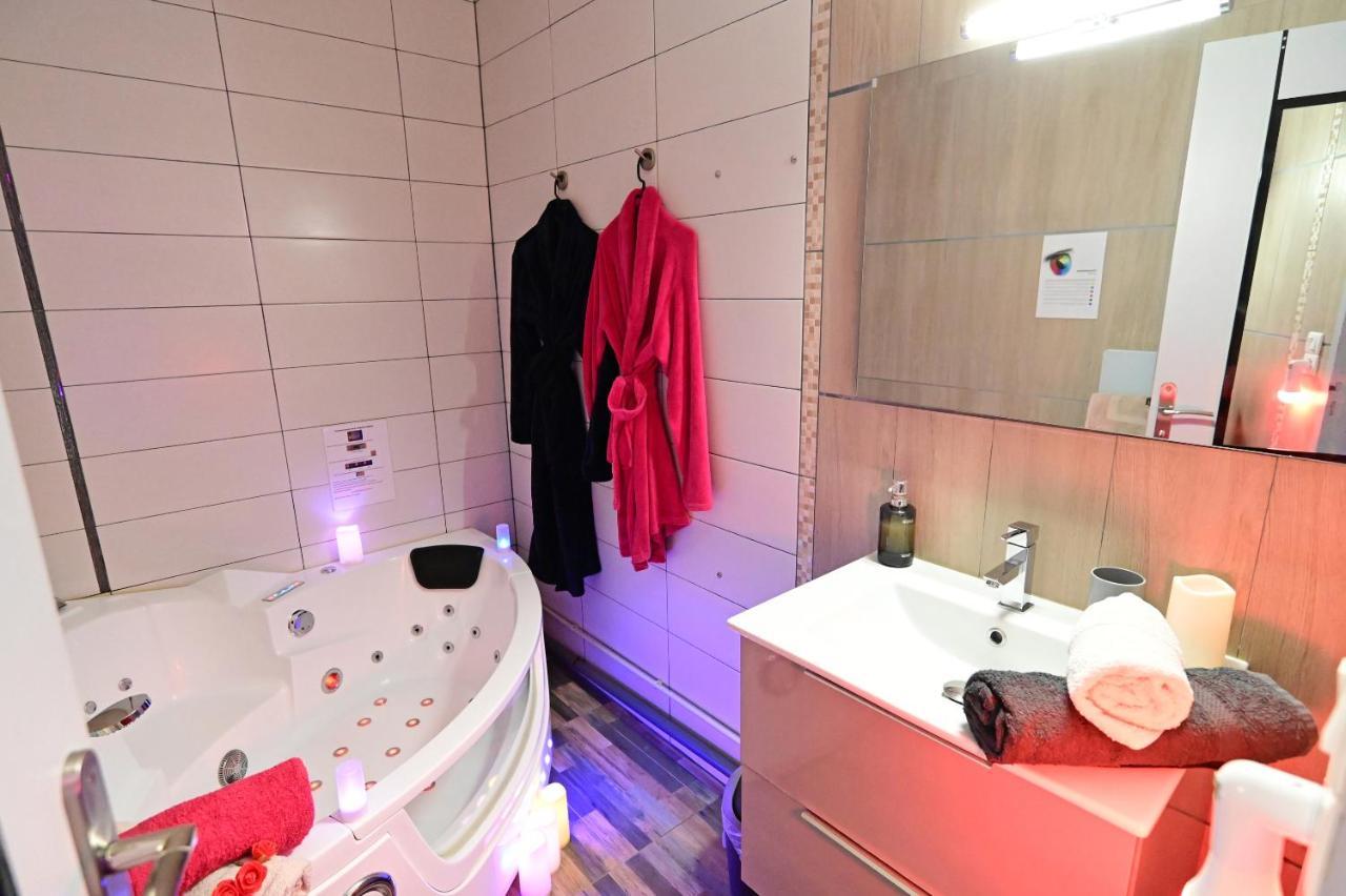 Luxe Sauna Privatif Et Grand Bain Jacuzzi A Deux A Biscarosse Plage Pour Nuit Romantique Avec Decoration Led Et Bougies Бискарос Екстериор снимка